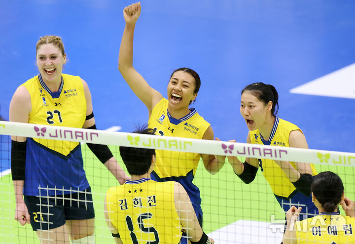 [수원=뉴시스] 조성우 기자 = 26일 경기 수원시 수원실내체육관에서 열린 2025~2026 V리그 여자부 플레이오프(PO) 1차전 현대건설과 GS칼텍스의 경기, 현대건설 자스티스 등 선수들이 득점 후 환호하고 있다. 2026.03.26. xconfind@newsis.com