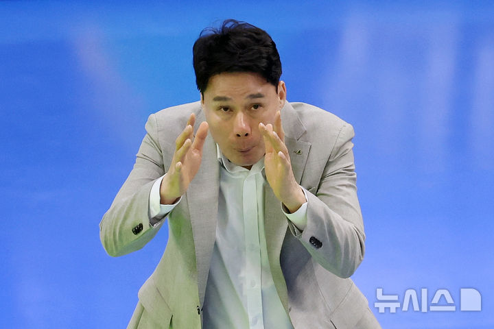 [수원=뉴시스] 조성우 기자 = 26일 경기 수원시 수원실내체육관에서 열린 2025~2026 V리그 여자부 플레이오프(PO) 1차전 현대건설과 GS칼텍스의 경기, 강성형 현대건설 감독이 작전 지시를 하고 있다. 2026.03.26. xconfind@newsis.com