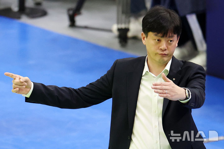 [수원=뉴시스] 조성우 기자 = 26일 경기 수원시 수원실내체육관에서 열린 2025~2026 V리그 여자부 플레이오프(PO) 1차전 현대건설과 GS칼텍스의 경기, 이영택 GS칼텍스 감독이 작전 지시를 하고 있다. 2026.03.26. xconfind@newsis.com
