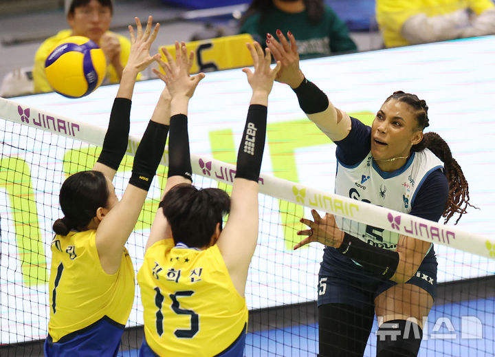 [수원=뉴시스] 조성우 기자 = 26일 경기 수원시 수원실내체육관에서 열린 2025~2026 V리그 여자부 플레이오프(PO) 1차전 현대건설과 GS칼텍스의 경기, GS칼텍스 지젤 실바가 스파이크 공격을 하고 있다. 2026.03.26. xconfind@newsis.com