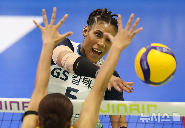 [수원=뉴시스] 조성우 기자 = 26일 경기 수원시 수원실내체육관에서 열린 2025~2026 V리그 여자부 플레이오프(PO) 1차전 현대건설과 GS칼텍스의 경기, GS칼텍스 지젤 실바가 스파이크 공격을 하고 있다. 2026.03.26. xconfind@newsis.com