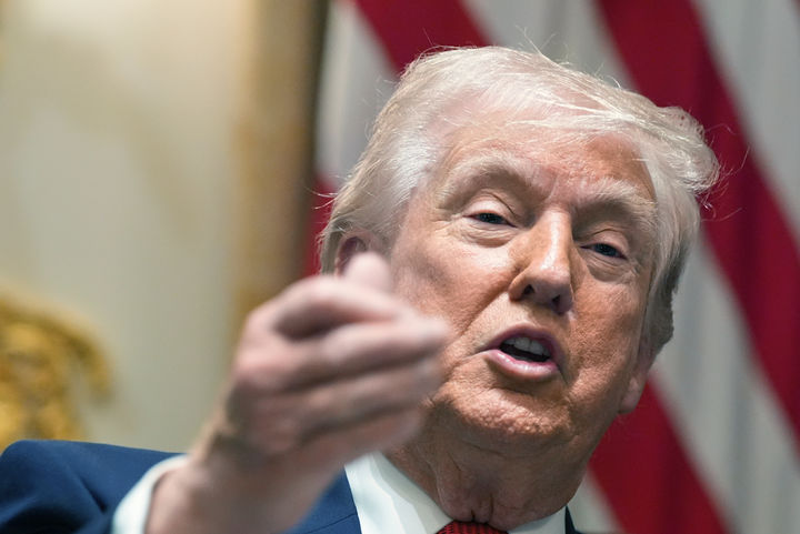 [워싱턴=AP/뉴시스]도널드 트럼프 미국 대통령이 26일(현지 시간) 백악관 캐비넷룸에서 각료회의를 주재하며 발언하고 있다. 2026.03.27.