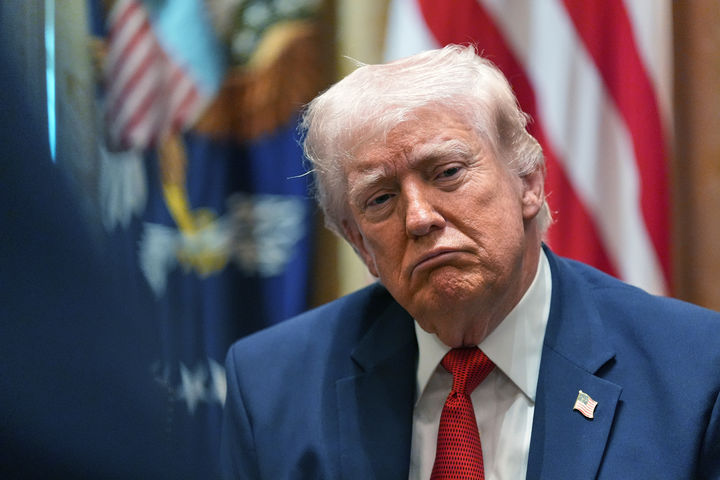 [워싱턴=AP/뉴시스]도널드 트럼프 미국 행정부가 이란 방면에 지상군 최대 1만명을 추가 파병하는 방안을 검토하고 있다고 월스트리트저널(WSJ)이 보도했다. 이미 재배치 중인 해병대·공수부대와 별도의 파병안으로, 결정될 경우 중동에 지상군 병력만 최대 1만7000명이 증강된다. 사진은 트럼프 대통령이 26일(현지 시간) 백악관 캐비넷룸에서 각료회의를 주재하며 발언하는 모습. 2026.03.27.