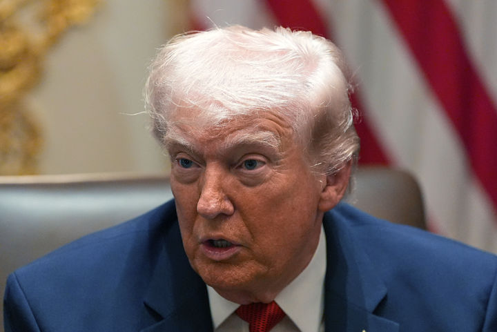 [워싱턴=AP/뉴시스]도널드 트럼프 미국 대통령이 26일(현지 시간) 백악관 캐비넷룸에서 각료회의를 주재하며 발언하고 있다. 2026.03.27.