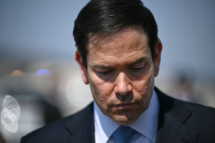 [프린스조지스카운티=AP/뉴시스] 마코 루비오 미국 국무장관이 26일(현지 시간) 주요 7개국(G7) 외무장관 회의 참석차 프랑스 파리로 출국하기 전 미국 메릴랜드주 앤드루스 공군기지에서 취재진과 대화하고 있다. 2026.03.27. 