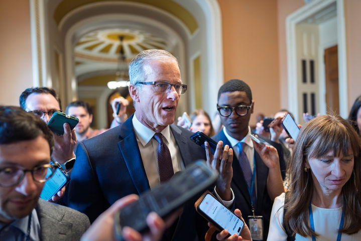 [워싱턴=AP/뉴시스]존 툰 미 상원 공화당 원내대표가 26일(현지시각) 워싱턴 국회의사당에서 국토안보부 예산 교착 상태에 대해 동료 공화당원들과 비공개 회의를 마친 후 기자들에게 회의 내용에 대해 설명하고 있다. 미 상원이 27일 새벽(현지시각) 공항을 마비시키고, 여행에 차질을 빚게 하는 한편 대부분의 국토안보부 직원들의 경제적 어려움 등을 야기해온 예산 교착 사태를 끝내기 위한 자금 지원 패키지를 만장일치로 승인했다. 2026.03.27.
