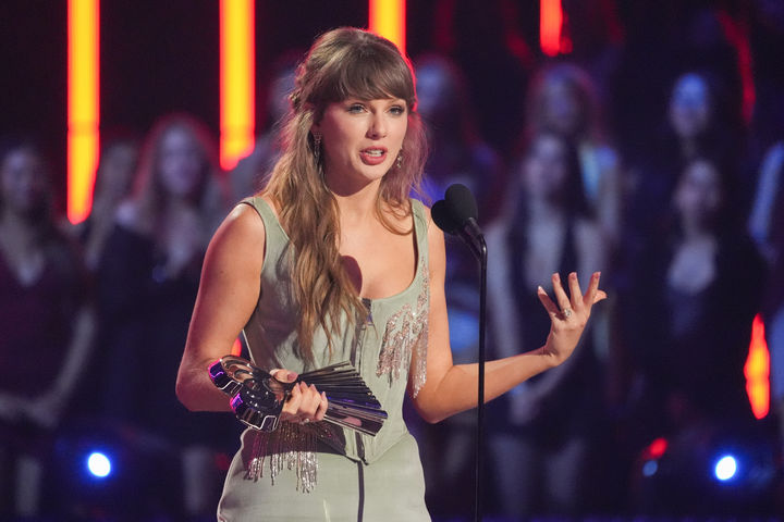 [로스앤젤레스=AP/뉴시스] 가수 테일러 스위프트가 26일(현지 시간) 미 캘리포니아주 로스앤젤레스 돌비극장에서 열린 아이하트라디오 뮤직 시상식에서 '올해의 팝(POP) 앨범' 상을 받은 후 수상 소감을 말하고 있다. 2026.03.27.