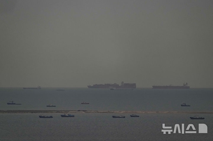 [AP/뉴시스] 27일 호르무즈해협 위쪽 아랍에미리트연합 영해의 페르시아만 모습으로 발이 묶인 유조선과 조업 중인 소형 선박들이 같이 보인다