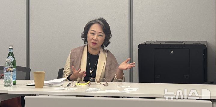 [워싱턴=뉴시스]이윤희 특파원 = 이연향 전 미 국무부 통번역국장이 26일(현지 시간) 미국 워싱턴DC에서 한국 특파원들과 만나 발언하고 있다. 2026.03.27. 