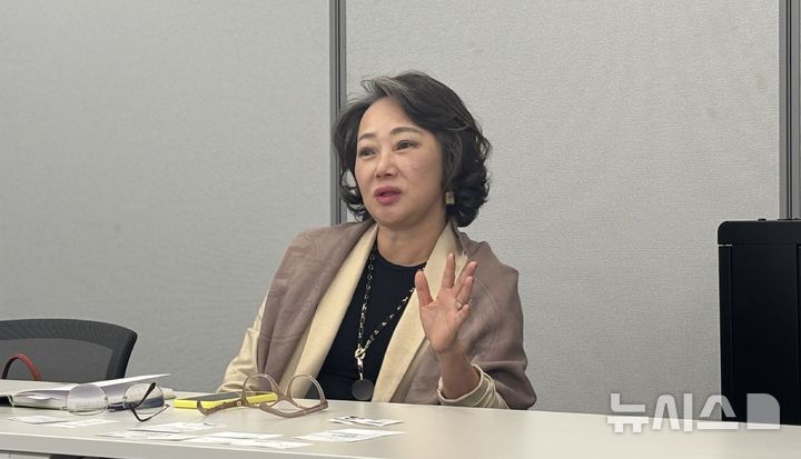 [워싱턴=뉴시스]이연향 전 미국 국무부 통번역국장이 26일(현지 시간) 미국 워싱턴DC에서 한국 특파원들과 만나 발언하고 있다. 2026.03.27. 