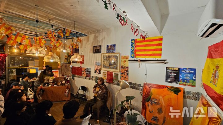 [시흥=뉴시스] 스페인삼촌에서 열리는 기타 공연. (사진=시흥시 제공). 2026.03.27. photo@newsis.com *재판매 및 DB 금지