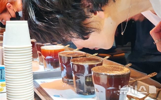 [시흥=뉴시스] 서지연로스터가 커핑하는 모습. (사진=시흥시 제공). 2026.03.27. photo@newsis.com *재판매 및 DB 금지