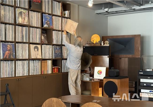 [시흥=뉴시스] 음악감상실 온 주인이 신청곡 LP를 찾고 있다.(사진=시흥시 제공). 2026.03.27. photo@newsis.com *재판매 및 DB 금지