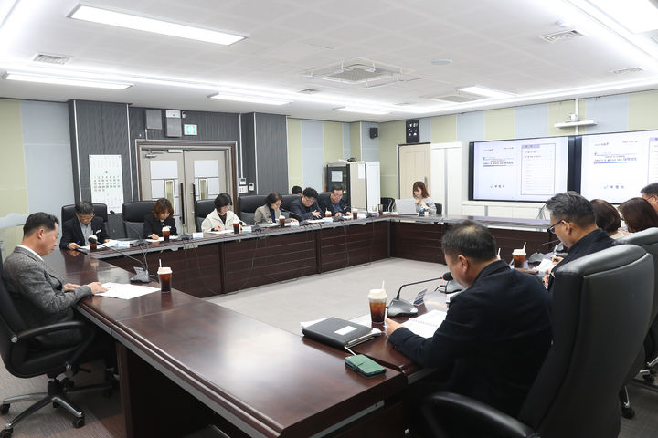 [보령=뉴시스] 보령시 '국제유가 및 물가상승 대응 비상대책회' 모습. (사진=보령시청 제공) 2026.03.27. photo@newsis.com *재판매 및 DB 금지