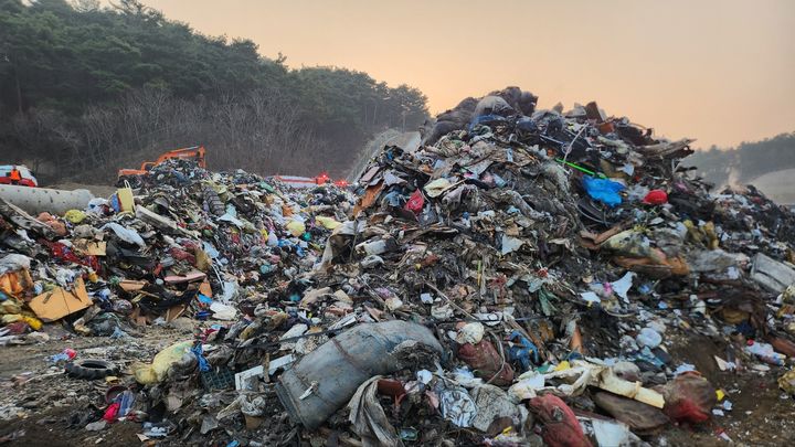 [함양=뉴시스] 서희원 기자= 지난 26일 경남 함양군 이은리 폐기물 소각장 옆 쓰레기 야적장 화재가 14시간 만에 진화 됐다. 2026. 03. 27. shw1881@newsis.com *재판매 및 DB 금지