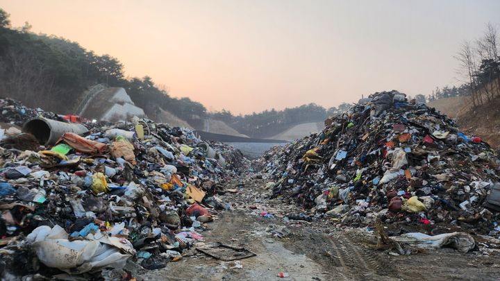 [함양=뉴시스] 서희원 기자= 지난 26일 경남 함양군 이은리 폐기물 소각장 옆 쓰레기 야적장 화재가 14시간 만에 진화 됐다. 2026. 03. 27. shw1881@newsis.com *재판매 및 DB 금지