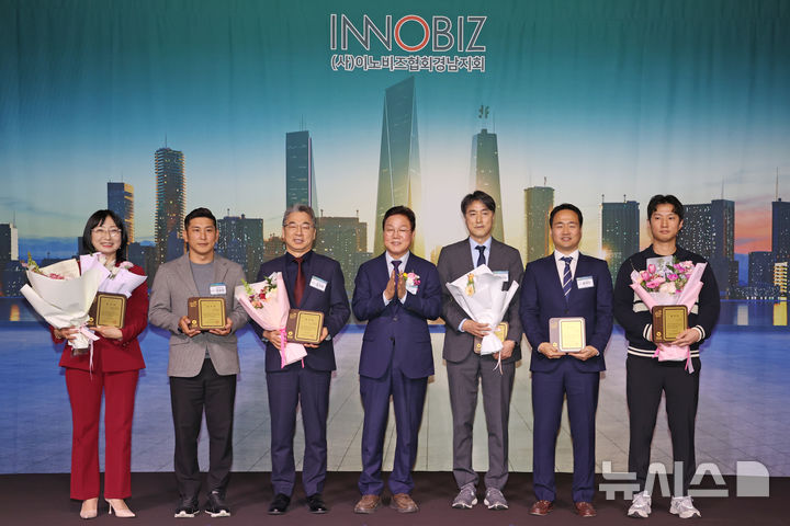 [창원=뉴시스]박완수(가운데) 경남도지사가 26일 오후 창원 그랜드머큐어 앰배서더 호텔에서 열린 (사)이노비즈협회 경남지회 '이노비즈인' 시상식에 참석해 시상한 후 기념촬영하고 있다.(사진=경남도 제공) 2026.03.27. photo@newsis.com