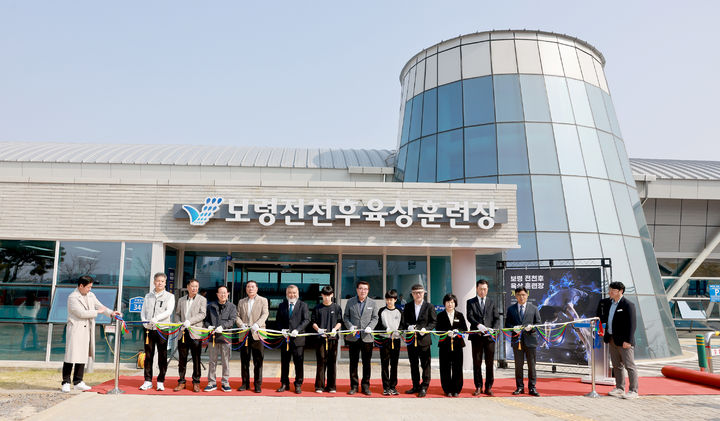 [보령=뉴시스] 보령시 전천후육상훈련장 개관식기념촬영. (사진=보령시청 제공) 2026.03.27. photo@newsis.com *재판매 및 DB 금지