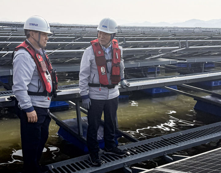 한국남동발전이 봄철 해빙기 안전사고를 예방하고 현장의 안전 최우선 문화를 확산하기 위해 경영진이 직접 신재생에너지 핵심 설비에 대한 집중 점검에 나섰다고 27일 밝혔다. 사진은 조영혁 남동발전 사장직무대행이 수상태양광 안전점검을 하고 있는 모습. (사진=남동발전 제공) 2026.03.27. photo@newsis.com *재판매 및 DB 금지