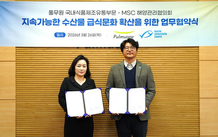 [서울=뉴시스] 26일 서울 강남구 풀무원 수서 본사에서 열린 업무협약식에서 서종석 MSC 해양관리협의회 한국사무소 대표(오른쪽)와 윤명랑 풀무원 글로벌마케팅총괄본부장이 기념 촬영을 하고 있다. (사진=풀무원 제공) *재판매 및 DB 금지