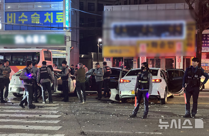 [광주=뉴시스] 26일 오후 광주 북구 말바우사거리에서 경찰이 교통사고 현장을 수습하고 있다. (사진 = 독자 제공) 2026.03.26. photo@newsis.com