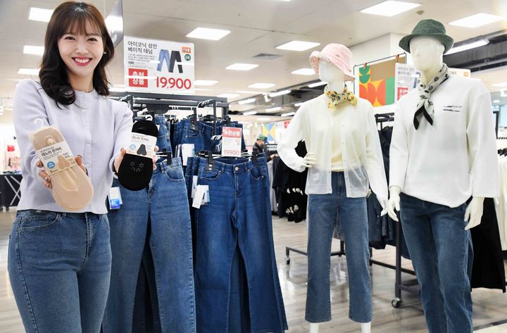 홈플러스가 합리적인 가격에 품질까지 갖춘 'F2F 아이코닉 데님(3종)'과 '레노마 풋커버(5족입/6종)'를 새롭게 선보이며 가성비 패션 라인업을 확대한다고 27일 밝혔다. *재판매 및 DB 금지