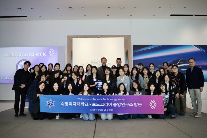 [서울=뉴시스] 26일 르노코리아 중앙연구소에서 숙명여대 학생들과 관계자들이 기념 촬영을 하고 있다. (사진=숙명여대 제공) 2026.03.27. photo@newsis.com *재판매 및 DB 금지