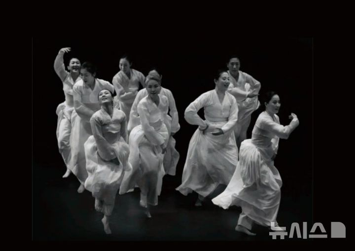 [서울=뉴시스] 개막초청공연 40주년 프로젝트팀의 '춤, 그 신명' (사진=창무예술원 제공)