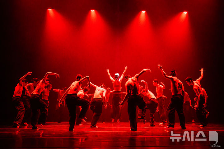 [서울=뉴시스] 개막초청공연 무용단 알티밋 전수현의 '공명과 신비' (사진=한국춤협회 제공)