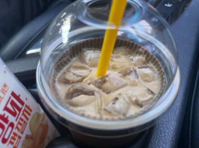 [서울=뉴시스]유명 프랜차이즈 카페에서 주문한 음료 안에 컵홀더가 들어간 것을 발견해 환불을 요청한 고객이 점주의 성의 없는 대응에 분통을 터뜨렸다는 사연이 올라왔다. (사진=스레드 캡처) *재판매 및 DB 금지