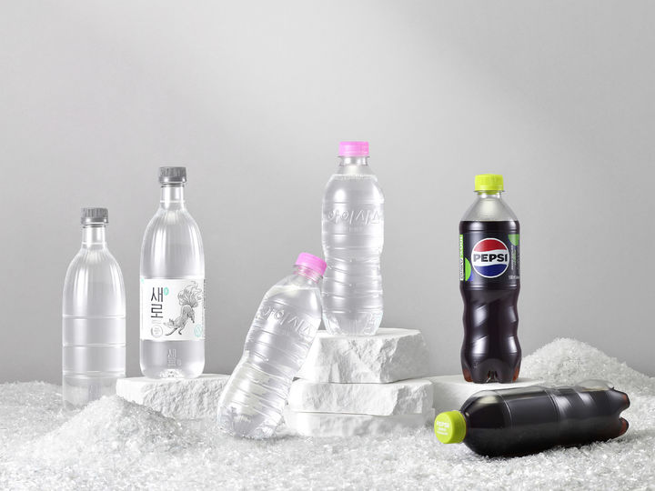 [서울=뉴시스] 롯데칠성음료가 재생 플라스틱 원료 100%를 사용한 '펩시 제로슈거 라임' 500㎖, '아이시스' 500㎖, '새로' 640㎖ 페트병 3종을 출시한다. (사진=롯데칠성음료 제공) *재판매 및 DB 금지