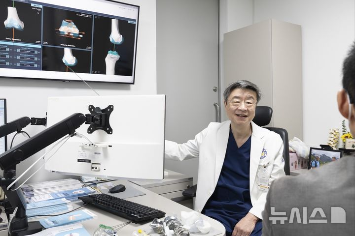 [서울=뉴시스] 고용곤 연세사랑병원 병원장이 퇴행성관절염 환자를 진료하고 있다. (사진= 연세사랑병원 제공)