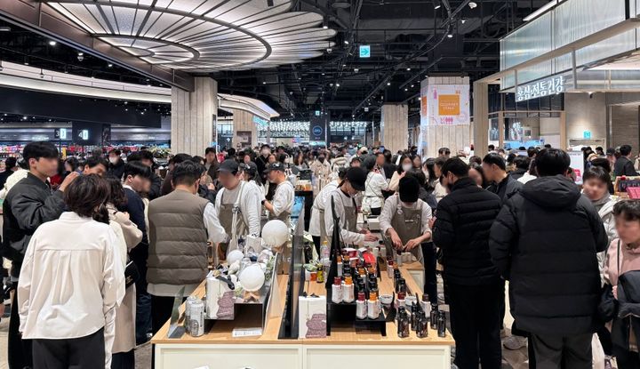 [서울=뉴시스] 지난해 12월 신세계백화점 대구점에서 개최된 교촌 브랜드 행사 내 ‘발효공방1991’ 팝업 현장(사진=교촌에프앤비) *재판매 및 DB 금지