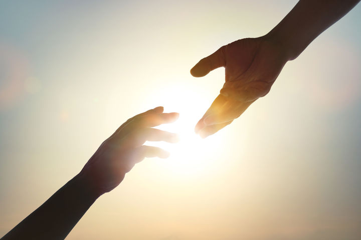 [서울=뉴시스] 영국 더비셔에 거주하는 그레이엄 시슨(84)이 맨체스터 왕립 병원에서 사위 이안 톤크스(49)에게 신장을 기증했다. (사진=유토이미지)