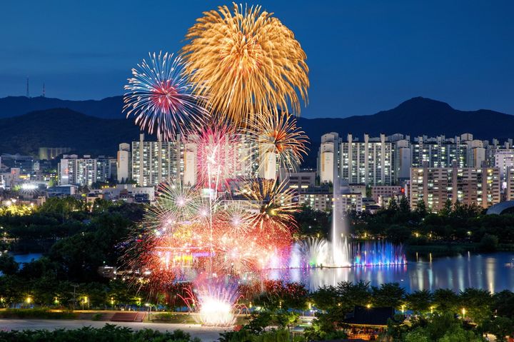 [수원=뉴시스] 만석거 축제 불꽃놀이. (사진=수원시 제공) 2026.03.27. photo@newsis.com *재판매 및 DB 금지