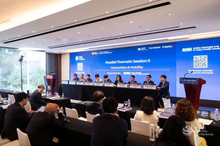 [서울=뉴시스] 지난해 건국대 모빌리티인문학 연구원이 공동 주관으로 개최한 '2025 글로벌 모빌리티 콘퍼런스'에서 연구원 소속 연구자들이 발표하고 있다. (사진=건국대 제공) 2026.03.27. photo@newsis.com *재판매 및 DB 금지