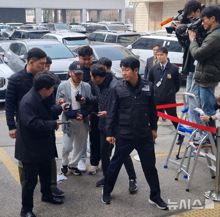 [의정부=뉴시스] 김도희 기자 = 국내로 송환된 이른바 '텔레그램 마약왕' 박왕열(48)이 27일 오전 10시께 구속 전 피의자심문(영장실질심사)을 받기 위해 의정부지방법원에 출석했다. 2026.03.27 kdh@newsis.com