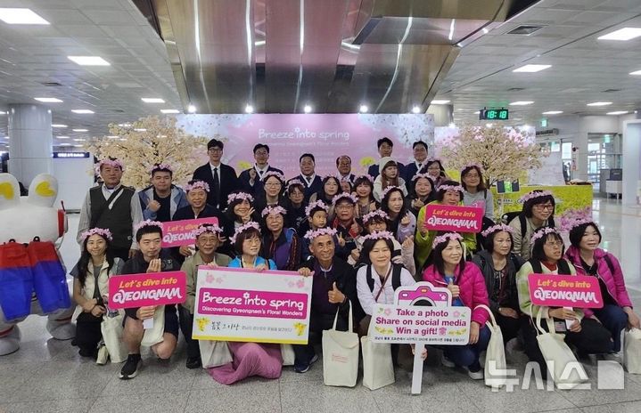 [김해=뉴시스]지난 26일 김해공항 국제선 입국장에서 열린 경남관광재단, 경남도 등 주최 '봄꽃 경남' 글로벌 마케팅 개막 행사에 참석한 유관 기관 인사들과 입국한 대만 단체관광객이 기념촬영하고 있다.(사진=경남도 제공) 2026.03.27. photo@newsis.com