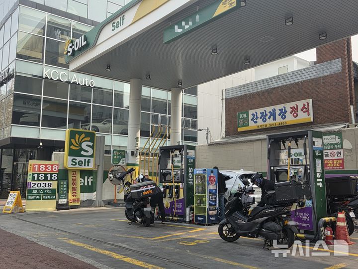 [서울=뉴시스] 이지영 기자= 2차 석유 최고가격제가 시행된 첫날인 27일 서울 마포구 한 주유소를 찾은 시민들이 주유하고 있다.