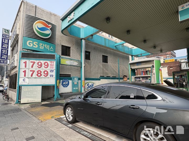 [서울=뉴시스]신유림 기자=2차 석유 최고가격제가 첫 적용된 27일 오전 서울 강북구 수유동 주유소에 시민이 주유를 하고 있다. 2026.03.27. spicy@newsis.com