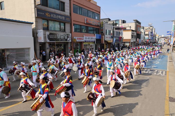 [양양=뉴시스] 지난해 열린 제47회 양양문화제 당시 거리 퍼레이드 모습.(사진=양양군 제공)photo@newsis.com *재판매 및 DB 금지