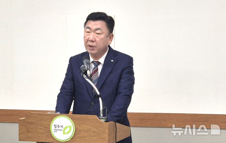 [청주=뉴시스] 임선우 기자 = 이범석 충북 청주시장이 27일 시청 브리핑룸에서 기자회견을 열어 국민의힘 공천관리위원회의 공천 배제(컷오프) 결정에 대한 입장을 밝히고 있다. 2026.03.27. imgiza@newsis.com