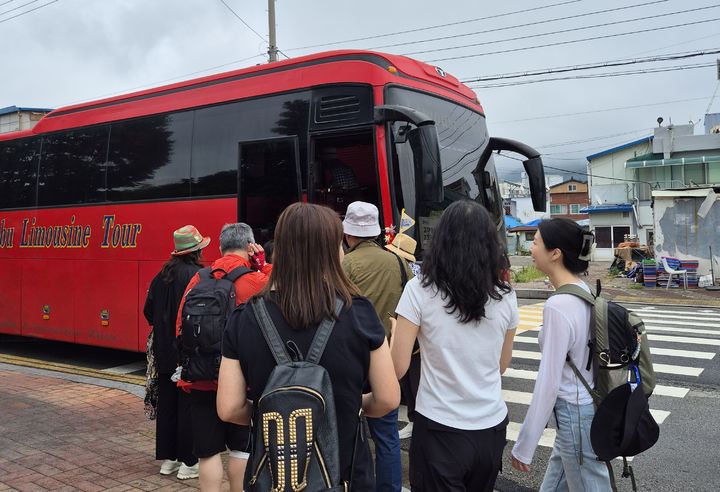 [예산=뉴시스] 지난해 5월17일 관광객들이 예산역 공영주차장 앞에서 예산 시티투어버스에 탑승하기 위해 줄 서 있다. (사진=예산군 제공) 2026.03.27. photo@newsis.com *재판매 및 DB 금지
