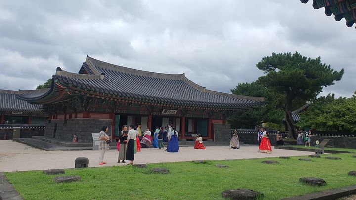 [제주=뉴시스] 한복을 입고 제주목 관아를 관람하는 외국인 관광객들 모습. (사진=제주도 제공) *재판매 및 DB 금지