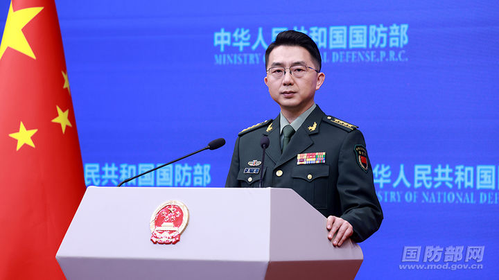 [서울=뉴시스] 중국 국방부가 중동 정세 긴장 고조와 관련해 군사 행동 중단을 촉구하면서도 미국의 호르무즈 해협 호위 요청 및 이란 지원 여부에 대해서는 명확한 입장을 밝히지 않았다. 장빈 중국 국방부 대변인이 26일 정례브리핑에서 질문을 듣고 있다. <사진출처: 중국 국방부 사이트> 2026.03.27 