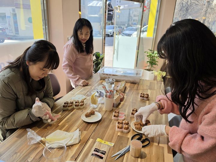 [대전=뉴시스]대전시는 대표 캐릭터 먹거리 '꿈돌이 호두과자'를 대전시티투어 정규 관광코스로 편입하고 체험형 프로그램을 지난 24일부터 본격 운영하고 있다. 2026. 03. 27 photo@newsis.com *재판매 및 DB 금지