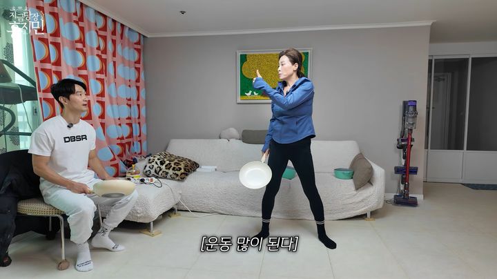 [서울=뉴시스] 32kg 감량에 성공한 뒤에도 체형을 유지하고 있는 뮤지컬 배우 홍지민이 일상 속에서 실천할 수 있는 운동법을 공개했다. (사진=유튜브 '지금당장 홍지민') *재판매 및 DB금지 *재판매 및 DB 금지