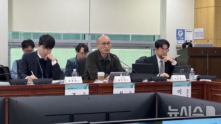 [서울=뉴시스] 윤정민 기자 = 윤두식 이로운앤컴퍼니 대표(가운데)가 27일 오전 국회 의원회관에서 열린 'AX 시대 사이버보안 강화를 위한 토론회'에서 발언하고 있다. 2026.03.27. alpaca@newsis.com