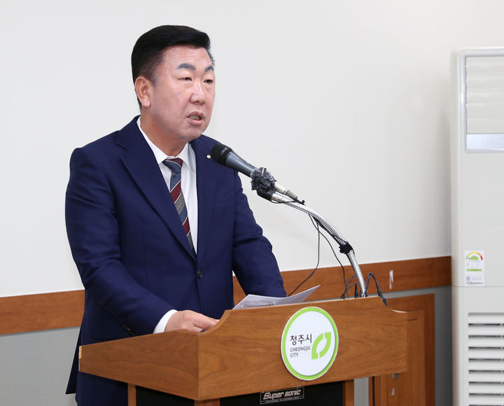[청주=뉴시스] 이범석 충북 청주시장이 27일 국민의힘 공천관리위원회의 컷오프 결정에 대한 입장을 밝히고 있다. 2026.03.27. photo@newsis.com *재판매 및 DB 금지