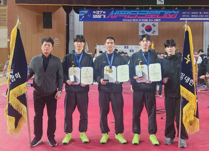 [예산=뉴시스] 지난 25일 예산삽교고 세팍타크로부 선수들이 경남 고성국민체육관에서 열린 '제37회 회장기 전국 세팍타크로대회'에 출전해 두 종목 우승을 차지한 후 감독·코치와 함께 기념 사진을 찍고 있다(왼쪽부터 이인재 감독, 김상준, 윤동희, 김서진, 오대연 코치). (사진=예산교육지원청 제공) 2026.03.27. photo@newsis.com *재판매 및 DB 금지